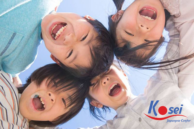 Trẻ em Nhật học cách tự lập và đoàn kết qua bữa ăn trưa như thế nào?